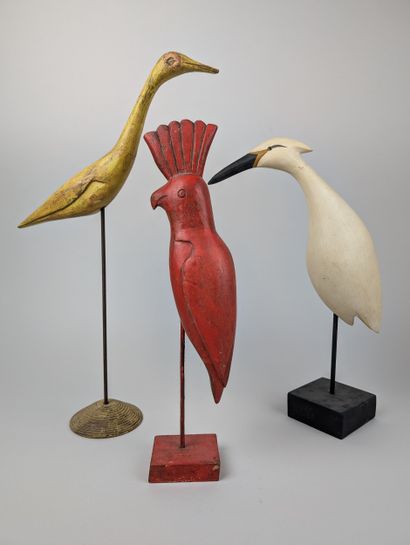 ARTS DÉCORATIFS
Trois oiseaux en bois sculpté...