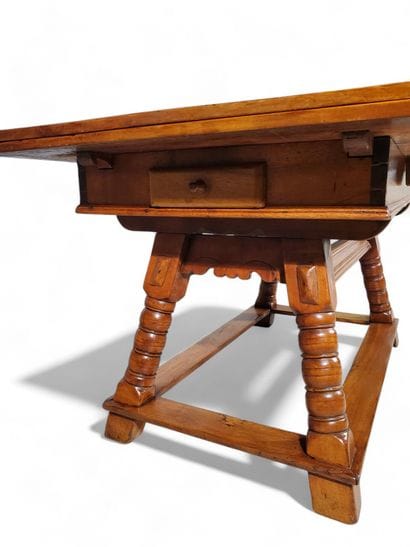 SWITZERLAND, 18th century 
Walnut 