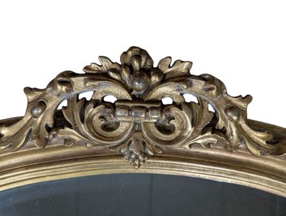 MIROIR ovale
Bois et stuc à patine dorée,...
