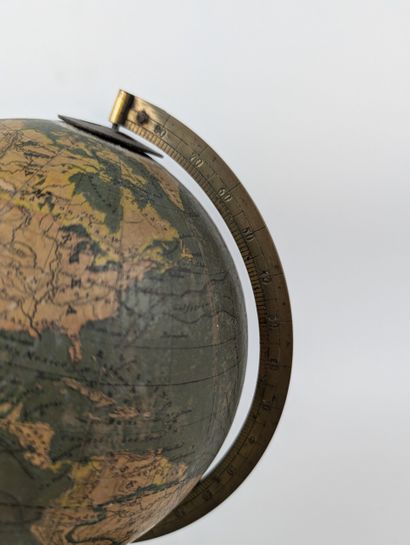 MAPPEMONDE
Socle en bois tourné et laqué...