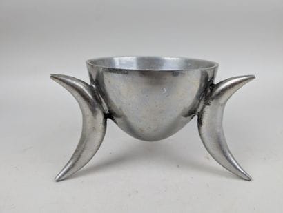 DESIGN
Coupe tripode en métal, panse ronde...