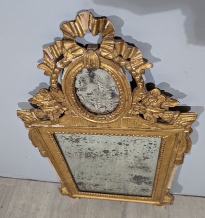 MIROIR de style Louis XVI 
Bois et stuc à...