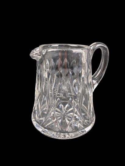 GLASSWARE, 4 pieces:
- SAINT-LOUIS, a cut-crystal...