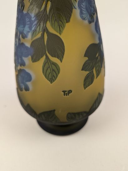 In the style of Émile GALLÉ (1846-1904)
Tubular...