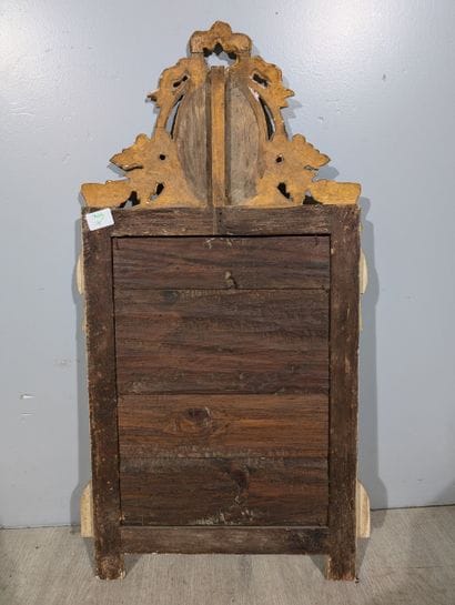 MIROIR de style Louis XVI 
Bois et stuc à...