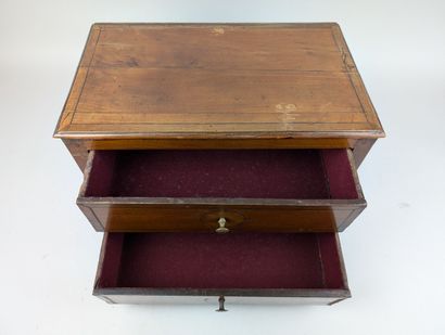 COMMODE miniature, dite de maîtrise
Bâti...