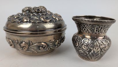 ORFÈVRERIE
Une boîte couverte en argent,...