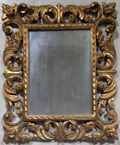 MIROIR de style Baroque 
De forme rectangulaire,...