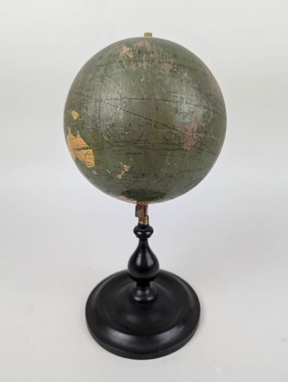MAPPEMONDE
Socle en bois tourné et laqué...