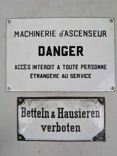 Deux PLAQUES ÉMAILLÉES en blanc et noir
Chacune...