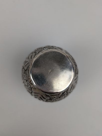 ORFÈVRERIE
Une boîte couverte en argent,...