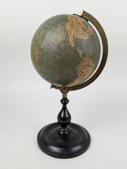 MAPPEMONDE
Socle en bois tourné et laqué...