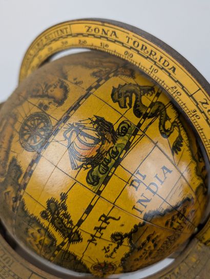 MAPPEMONDE
Socle quadripode en bois tourné,...