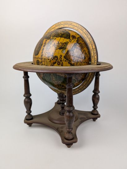 MAPPEMONDE
Socle quadripode en bois tourné,...