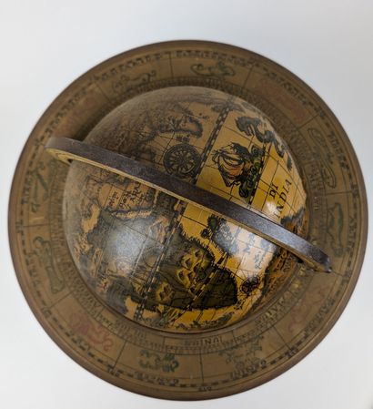 MAPPEMONDE
Socle quadripode en bois tourné,...