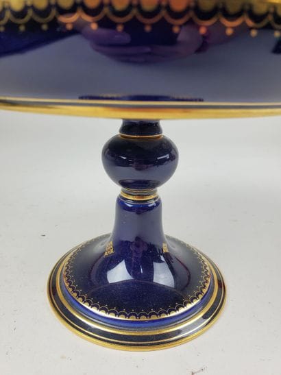 Porcelaine de SÈVRES
Coupe sur piédouche...