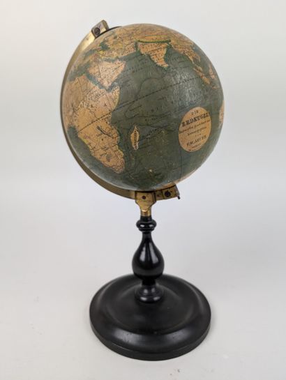 MAPPEMONDE
Socle en bois tourné et laqué...