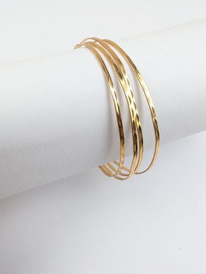 Quatre bracelets jonc en or jaune 750 ‰ à...