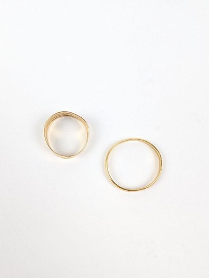 Deux bagues en or jaune 750 ‰ : une bague...