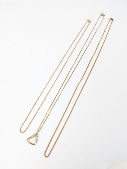 Trois fines chaînes et un pendentif cœur...