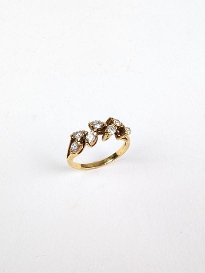 Bague en or jaune 750 ‰ a motifs de feuilles...