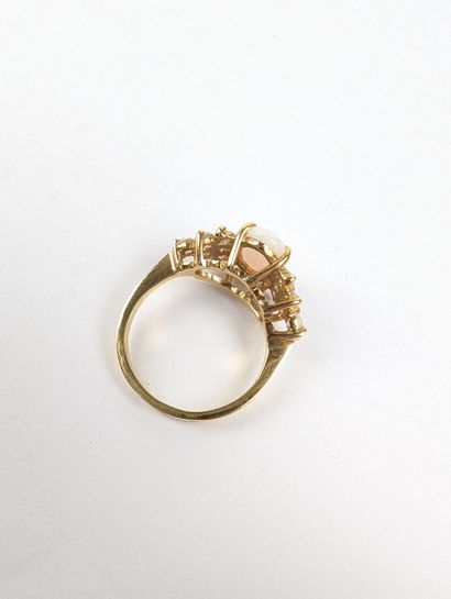 Bague en or jaune 750 ‰ ornée d'une opale...