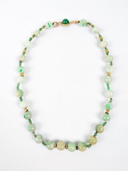 Collier en perles de jade impérial sur fil...