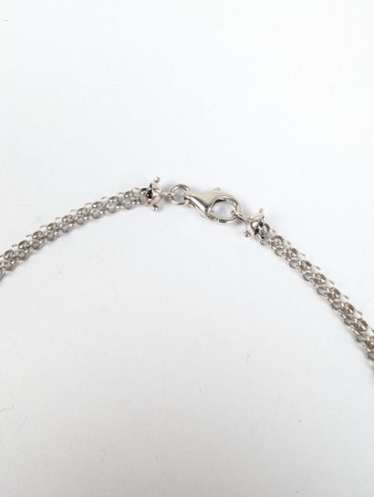 Collier en or blanc 750 ‰ composé d'une double...