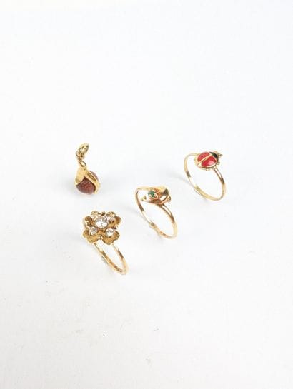 Quatre bijoux en or jaune 750 ‰ dont deux...