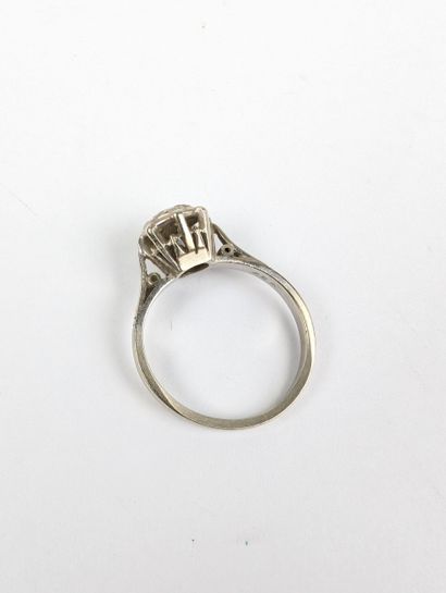Bague en or blanc 750 ‰ ornée d'un plateau...