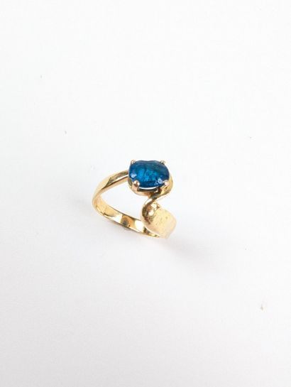 Bague en or jaune 750 ‰ sertie d'une apatite...