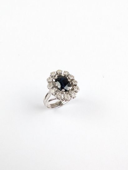 Bague marguerite en or blanc 750 ‰ sertie...