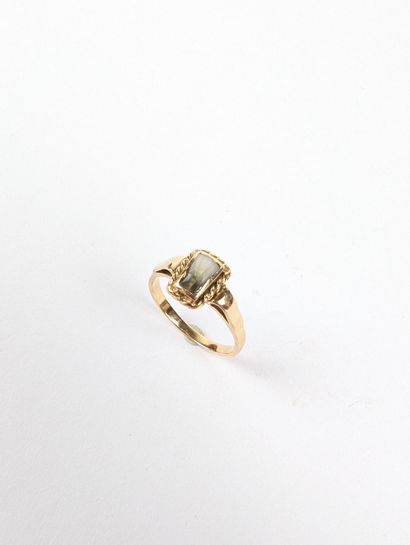 Bague en or jaune 750 ‰ sertie d'une dent...