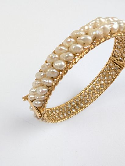 Bracelet jonc ouvrant en or jaune 750 ‰ orné...