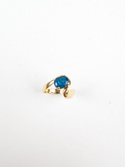 Bague en or jaune 750 ‰ sertie d'une apatite...