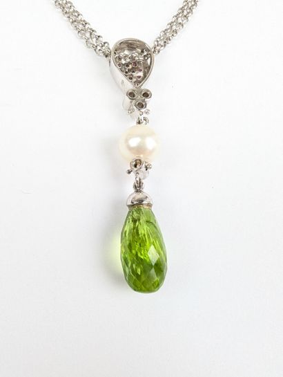 Collier en or blanc 750 ‰ composé d'une double...