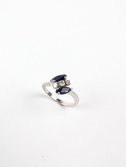 Bague en or blanc 750 ‰ sertie de deux saphirs...