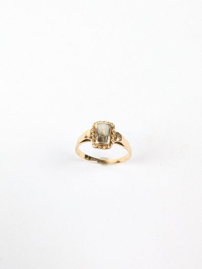 Bague en or jaune 750 ‰ sertie d'une dent...