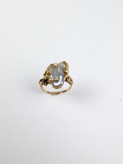 Bague en or jaune 750 ‰ figurant deux personnages...