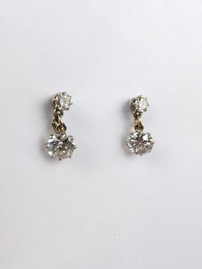 Paire de pendants d'oreille en or blanc 750...