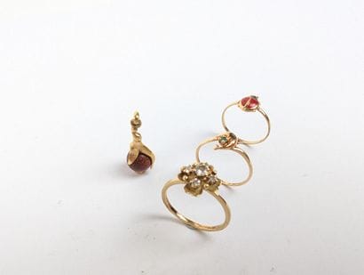 Quatre bijoux en or jaune 750 ‰ dont deux...