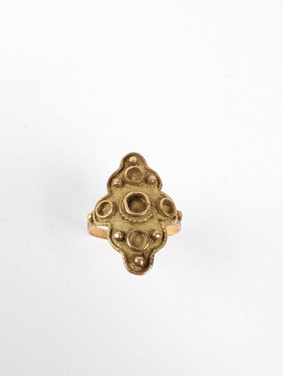 Bague navette en or jaune 750 ‰ à décors...