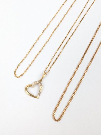 Trois fines chaînes et un pendentif cœur...