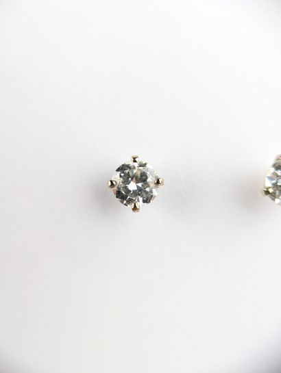 Paire de puces d'oreille en or blanc 750...