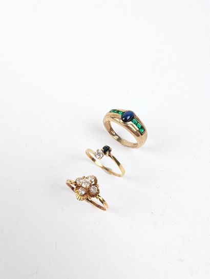 Trois bagues en or jaune :
- Une bague 