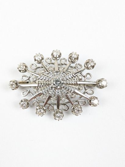BROCHE filigrane en or blanc 750 ‰ et platine...
