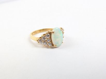 Bague en or jaune 750 ‰ ornée d'une opale...