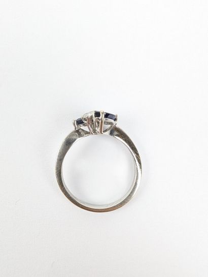 Bague en or blanc 750 ‰ sertie de deux saphirs...