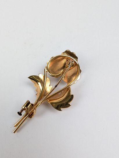 Broche fleur en plaqué or sertie en son cœur...