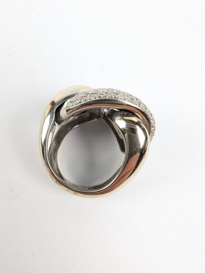Bague en or blanc 750 ‰ figurant des maillons...